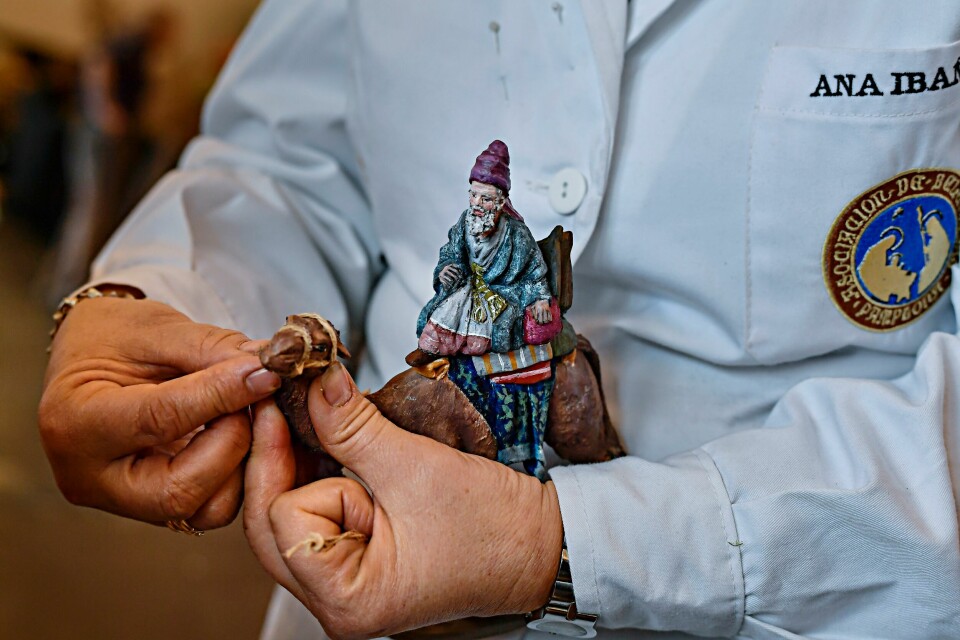 En av de tre visemenn får en finpuss før han settes inn i en spansk julekrybbe. Det legges mye arbeid i detaljer. In this photo taken on Saturday, Dec. 1, 2018, a member of a nativity scene group, adds the final touches to figure of a nativity scene, known in Spain as ''Belenes'', in Pamplona, northern Spain. Spain celebrates the Christmas season with ancient Catholic traditions including the 'Belenes', which are handmade from polystyrene and decorated with small nativity figures. (AP Photo/Alvaro Barrientos)