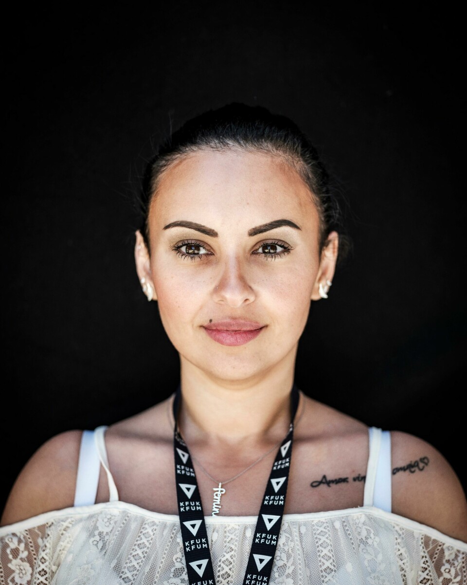 Ifølge Laila Janet Ayoub har oppveksten preget av negativ sosial kontroll gjort at det til og med i voksen alder er vanskelig å finne sin plass og stemme i samfunnet. Avhoppere fra gjengmiljø. Avhopperprogram fra KFUK-KFUM.
Laial Janet Ayoub