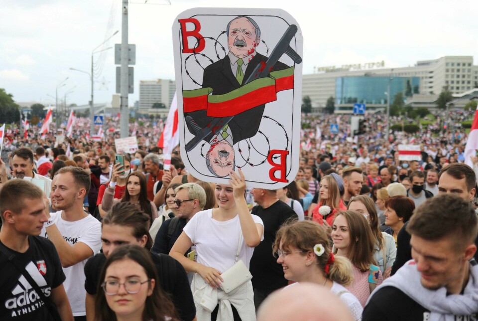 Protester: Hviterussiske aktivister har protestert i flere måneder. De vil ha endring. A woman holds a caricature of Belarus President Alexander Lukashenko during an opposition rally to protest the official presidential election results in Minsk, Belarus, Sunday, Sept. 6, 2020. Sunday's demonstration marked the beginning of the fifth week of daily protests calling for Belarusian President Alexander Lukashenko's resignation in the wake of allegedly manipulated elections. (AP Photo/TUT.by)