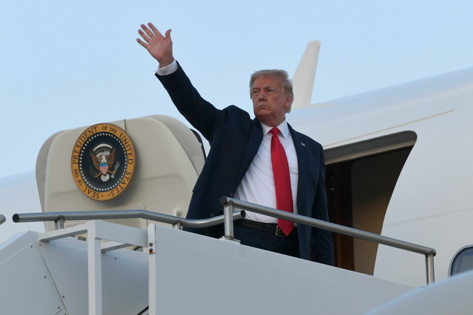 USA: Kan Donald Trump kalles diktator? Nei, men noe av det han signaliserer, kan gå inn under kategorien «diktatoriske grep». President Donald Trump waves from the top of the steps of Air Force One at Morristown Municipal Airport in Morristown, N.J., Sunday, Aug. 9, 2020. Trump is returning to Washington after spending the weekend at the Trump National Golf Club. (AP Photo/Susan Walsh)