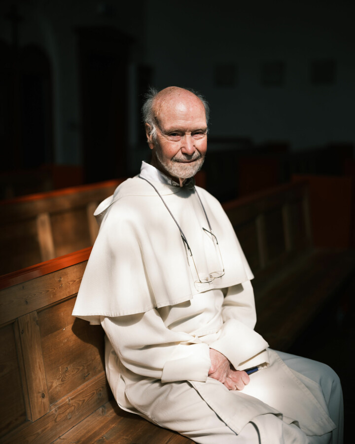 INITIATIV: 22 år gammel postet Arne Fjeld et brev til den katolske soknepresten i Drammen, og ba seg selv på undervisning. Nå har han levd over 60 år i kloster.