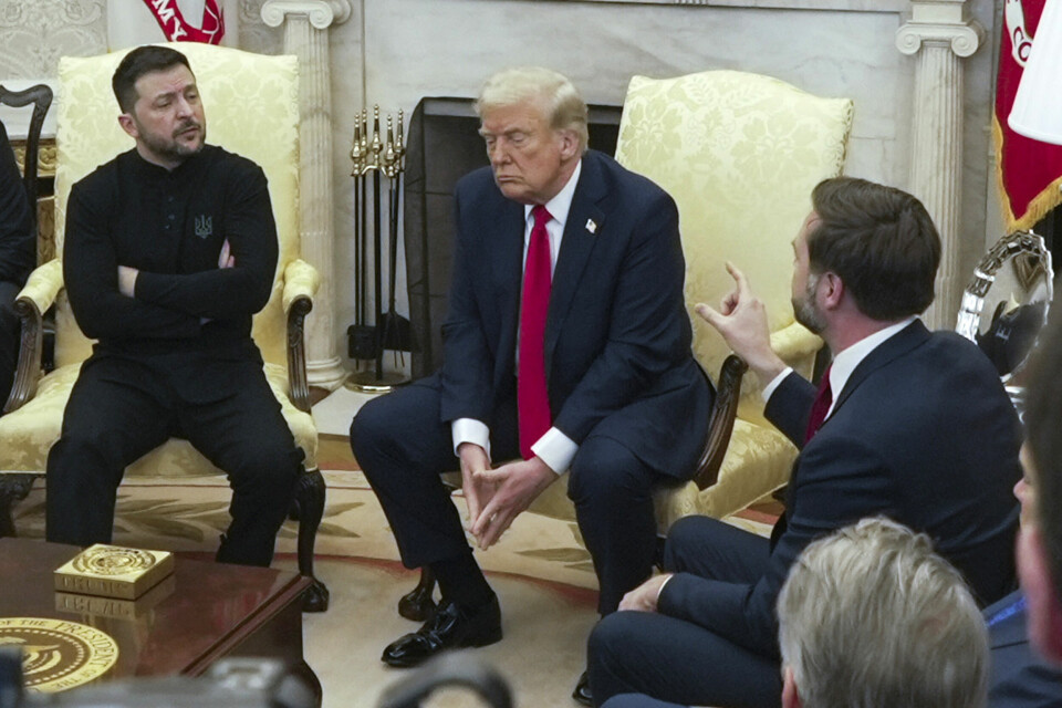 USAs visepresident J.D. Vance og president Donald Trump skjelte ut Ukrainas president Volodymyr Zelenskyj for åpent kamera i Det hvite hus fredag 28. februar. Foto: Mstyslav Tsjernov / AP / NTB Bildet viser møtet i Det hvite hus forrige fredag, som endte med at visepresident J.D. Vance (til høyre) og president Donald Trump skjelte ut Ukrainas president Volodymyr Zelenskyj. Nå er USA og Ukraina enige om å møtes på nytt. Foto: Mstyslav Tsjernov / AP / NTB