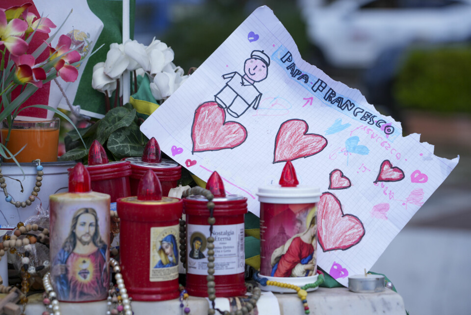 Støtteerklæringer, blomster og lys har blitt lagt foran sykehuset der paven ligger innlagt i Roma. Foto: Andrew Medichini / AP / NTB Støtteerklæringer, blomster og lys har blitt lagt foran sykehuset der paven ligger innlagt i Roma. Foto: Andrew Medichini / AP / NTB