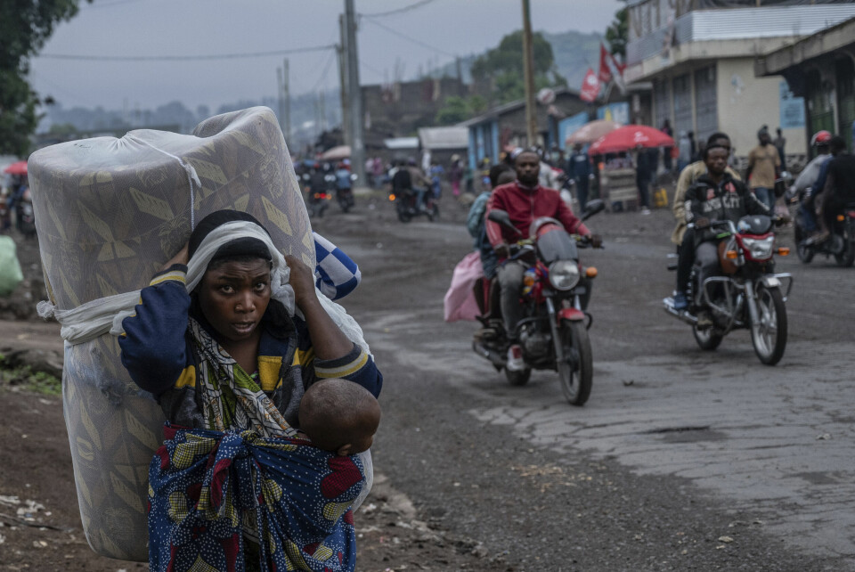 PÅ FLUKT: Fordrevne fra kamphandlingene i Goma i Kongo på vei mot byens sentrum søndag. Fordrevne fra kamphandlingene i Goma i Kongo på vei mot byens sentrum søndag. Foto: Moses Sawasawa / AP / NTB