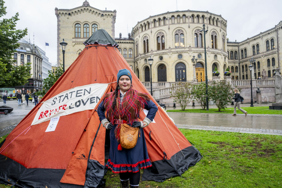 Sametingspresident Silje Karine Muotka er skuffet over at Helgeland tingrett mener at vindkraftverket på Øyfjellet i Vefsn ikke bryter med reindriftas rettigheter. Her er hun avbildet foran Stortinget i forbindelse med en markering mot vindturbinene på Fosen. Foto: Javad Parsa / NTB Sametingspresident Silje Karine Muotka er skuffet over at Helgeland tingrett mener at vindkraftverket på Øyfjellet i Vefsn ikke bryter med reindriftas rettigheter. Her er hun avbildet foran Stortinget i forbindelse med en markering mot vindturbinene på Fosen. Foto: Javad Parsa / NTB