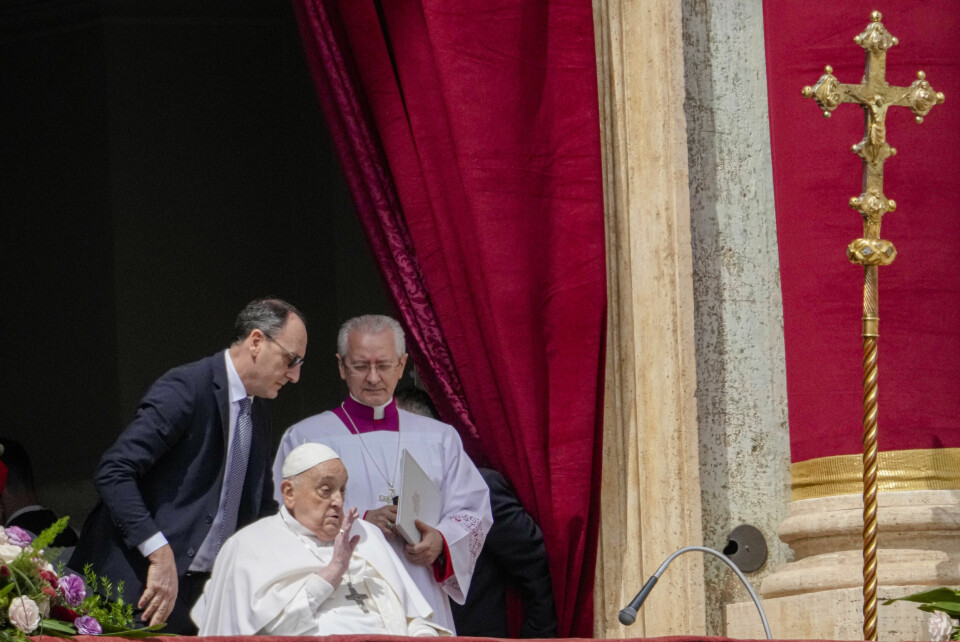 Pave Frans overrasket med å møte opp på Petersplassen på 1. påskedag. Pope Francis bestows the Urbi et Orbi (Latin for to the city and to the world) blessing from the central lodge of St. Peter's Basilica at the end of the Easter mass presided over by Cardinal Angelo Comastri in St. Peter's Square at the Vatican Sunday, April 20, 2025. (AP Photo/Gregorio Borgia)