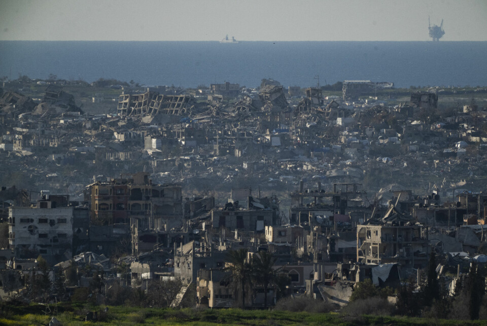 Ødelagte bygninger på Gazastripen kan sees fra det sørlige Israel. Foto: Leo Correa / AP / NTB