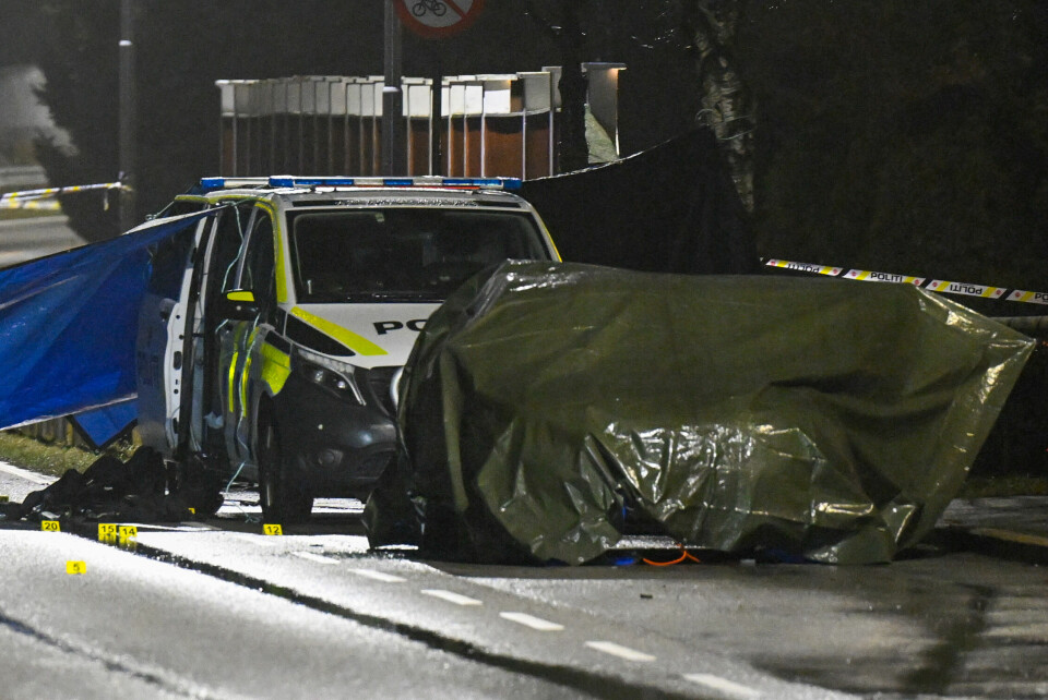 DREPT: Politiet har sperret Solavegen i forbindelse med skytingen der en politimann i 20-årene og en mistenkt mann i 40-årene ble drept. En annen polititjenesteperson ble skadet i skuddvekslingen på Klepp i Rogaland natt til lørdag. Her skjedde skuddvekslingen mellom politiet og en mann i 40-årene. Mannen og en av politifolkene er kritisk skadet. Foto: Carina Johansen / NTB