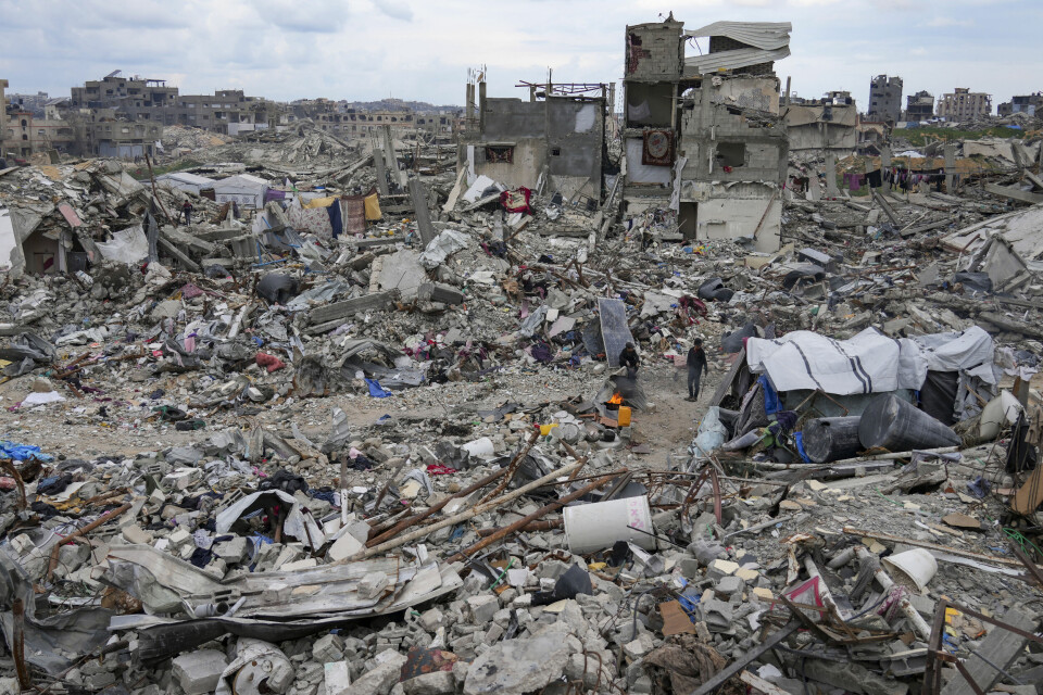Palestinere går blant ødeleggelsene fra israelske luftangrep i Jabalia nord på Gazastripen. Foto: Abdel Kareem Hana / AP / NTB Palestinere går blant ødeleggelsene fra israelske luftangrep i Jabalia nord på Gazastripen. Foto: Abdel Kareem Hana / AP / NTB
