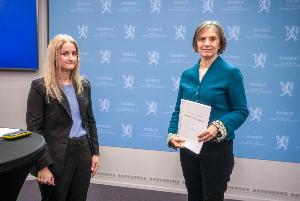 Utvalgsleder Camilla Bernt, professor i rettsvitenskap ved Universitetet i Bergen, overleverte onsdag en delrapport til barne- og familieminister Kjersti Toppe (Sp). Utvalget har gransket utenlandsadopsjoner. Foto: Terje Pedersen / NTB Utvalgsleder Camilla Bernt, professor i rettsvitenskap ved Universitetet i Bergen, overleverte onsdag en delrapport til barne- og familieminister Kjersti Toppe (Sp). Utvalget har gransket utenlandsadopsjoner. Foto: Terje Pedersen / NTB