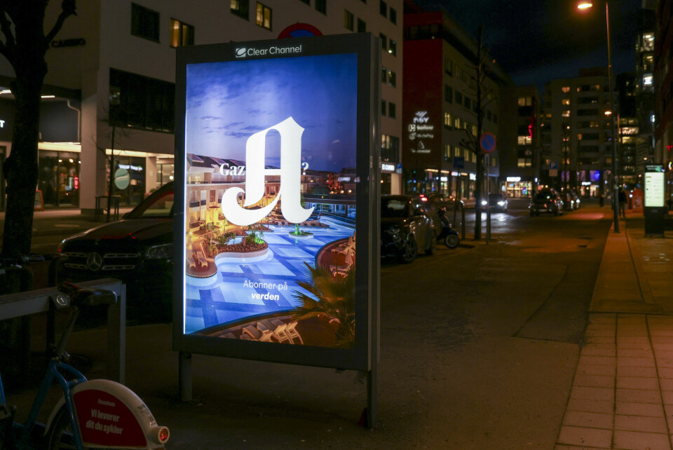 Plakatene med Aftenposten-logoen som del av ordet «Gaza» og et svømmebasseng i bakgrunn har fått hard kritikk. Nå trekkes reklamen. Foto: Amanda Pedersen Giske / NTB Plakatene med Aftenposten-logoen som del av ordet «Gaza» og et svømmebasseng i bakgrunn har fått hard kritikk. Nå trekkes reklamen. Foto: Amanda Pedersen Giske / NTB