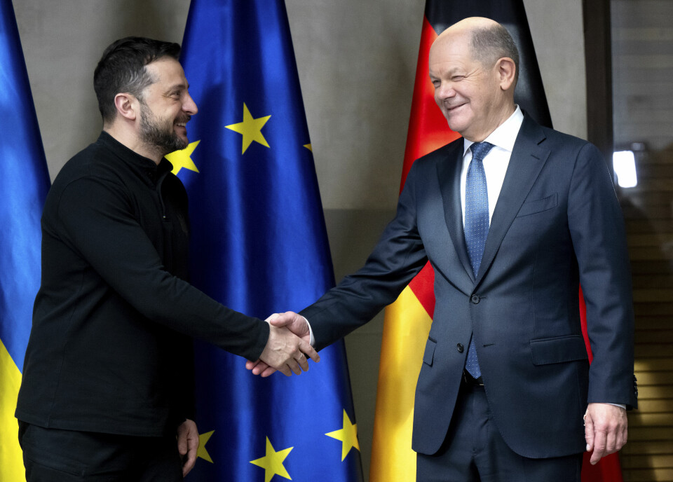 SAMTALE: Tysklands statsminister Olaf Scholz (høyre) har snakket med Ukrainas president Volodymyr Zelenskyj fredag. Her er de to lederne fotografert sammen under sikkerhetskonferansen i München forrige uke. Tysklands statsminister Olaf Scholz (høyre) har snakket med Ukrainas president Volodymyr Zelenskyj fredag. Her er de to lederne fotografert sammen under sikkerhetskonferansen i München forrige uke. Foto: Sven Hoppe / DPA / AP / Pool / NTB
