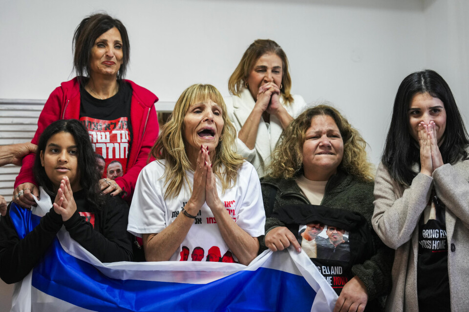 Familien til israeleren Eli Sharabi følger med på direktesendingen på israelsk TV. Foto: Ariel Schalit / AP / NTB Familien til israeleren Eli Sharabi følger med på direktesendingen på israelsk TV. Foto: Ariel Schalit / AP / NTB