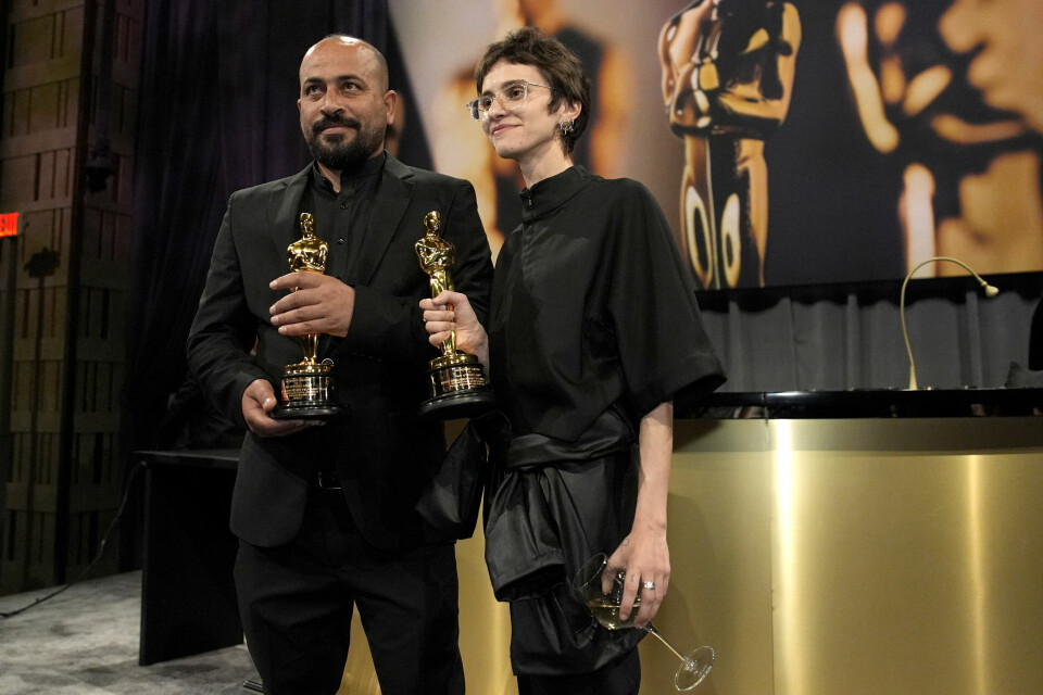 Palestinske Hamdan Balal (t.v.) og israelske Rachel Szor, to av regissørene bak «No Other Land» tar imot Oscar for beste dokumentar søndag. Foto: John Locher / AP / NTB Palestinske Hamdan Balal (t.v.) og israelske Rachel Szor, to av regissørene bak «No Other Land» tar imot Oscar for beste dokumentar søndag. Foto: John Locher / AP / NTB