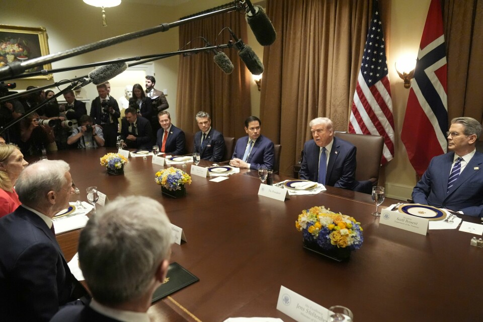 FØRSTE FOR STØRE: Stoltenberg kjenner Trump godt fra sin tid som Nato-sjef, mens dette er første gang Støre møter Trump ansikt til ansikt. De holdt en presseseanse før møtet. Foto: Mark Schiefelbein / AP / NTB