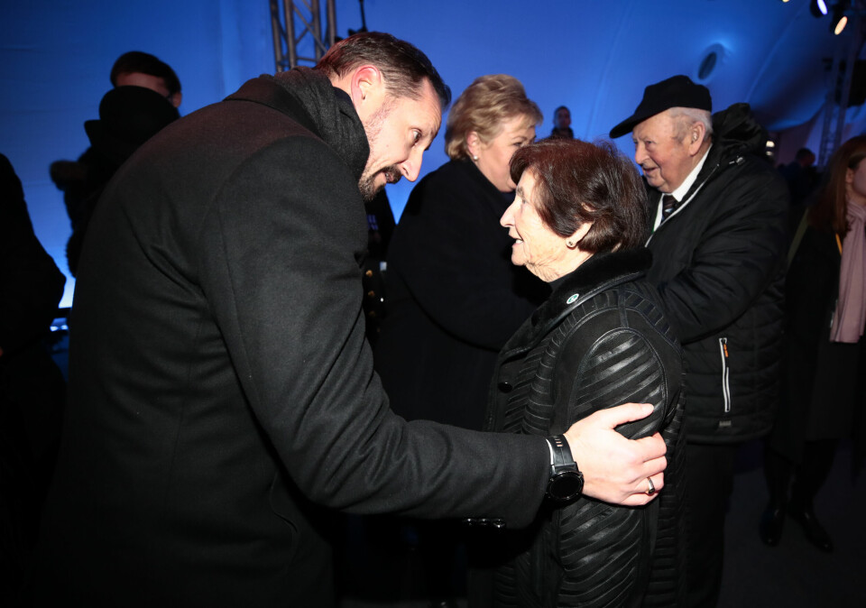 Kronprins Haakon snakker med Maria Gabrielsen i 2020, da de begge deltok i markeringen av 75-årsjubileet for frigjøringen av den nazityske konsentrasjons- og utryddelsesleiren Auschwitz. Foto: Lise Åserud / NTB Kronprins Haakon snakker med Maria Gabrielsen i 2020, da de begge deltok i markeringen av 75-årsjubileet for frigjøringen av den nazityske konsentrasjons- og utryddelsesleiren Auschwitz. Foto: Lise Åserud / NTB