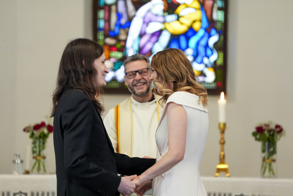 ÅS KIRKE: Flere kirker arrangerte drop-in-bryllup på valentinsdagen, og rekordmange benyttet seg av tilbudet. Ett av parene var Annette Varaas og Viljar Alain Skylstad, som giftet seg i Ås kirke. Sogneprest Tom Egil Nordengen vigslet paret. Bildet viser Annette Varaas og Viljar Alain Skylstad, som giftet seg i Ås kirke. Sogneprest Tom Egil Nordengen vigslet paret. Foto: Terje Pedersen / NTB