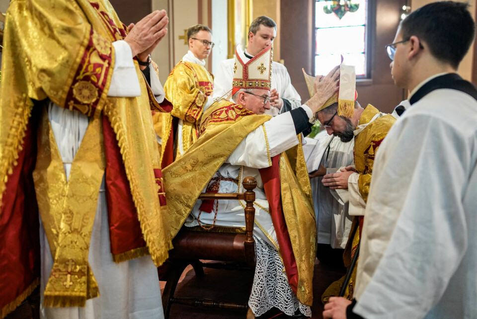 Vigslingen av biskop Fredrik Hansen foretas av kardinal Pietro Parolin. Foto: Heiko Junge / NTB Vigslingen av biskop Fredrik Hansen foretas av kardinal Pietro Parolin. Foto: Heiko Junge / NTB