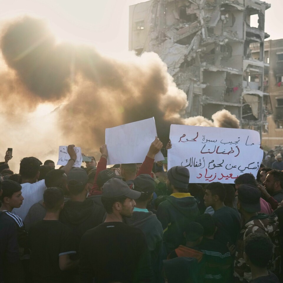 DEMO: Demonstrasjoner i Gaza. Onsdag var andre dag med demonstrasjoner nord på Gazastripen mot den pågående krigen. Det ble også ropt slagord mot Hamas, som styrer territoriet. Foto: Jehad Alshrafi / AP / NTB