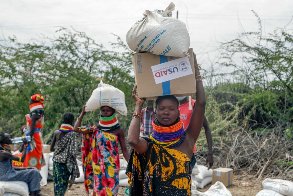 Innbyggere i Kachoda nord i Kenya bærer med seg mat de har fått fra USAID. Bildet er fra 2022. Innbyggere i Kachoda nord i Kenya bærer med seg mat de har fått fra USAID. Bildet er fra 2022. Foto: Desmond Tiro / AP / NTB