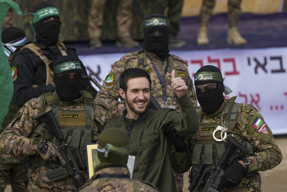 FRIGITT: Israelske Omer Shem Tov omgitt av maskerte Hamas-krigere før de overlot ham til Røde Kors i Nuseirat. Israelske Omer Shem Tov omgitt av maskerte Hamas-krigere før de overlot ham til Røde Kors i Nuseirat. Foto: Abdel Kareem Hana / AP / NTB