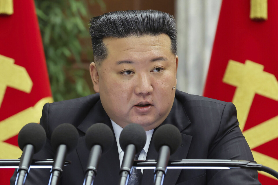 Nord-Korea har avfyrt «flere uidentifiserte ballistiske raketter» utenfor den nordkoreanske vestkysten. På bildet vises landets leder Kim Jong Un. Kim Jong-un fotografert under et møte i slutten av desember. Bildet er delt ut av nordkoreanske myndigheter, ettersom uavhengig presse ikke hadde tilgang. Foto: Korean Central News Agency / Korea News Service via AP / NTB