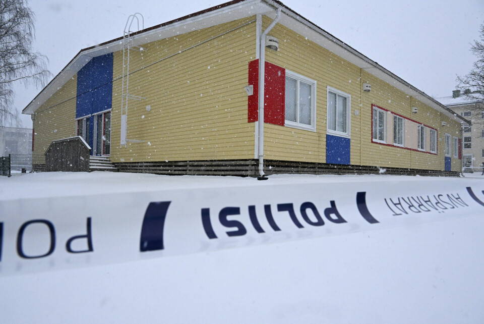 SKOLEANGREP: Ifølge politiet planla ungdommene å angripe skolen tirsdag denne uken. Bildet er fra en tidligere hendelse et annet sted i Finland. Police tape is seen at the Viertola school in Vantaa, Finland, Wednesday, April 3, 2024. A 12-year-old student opened fire at a secondary school in southern Finland on Tuesday morning, killing one and seriously wounded two other students, police said. The suspect was later arrested. (Jussi Nukari/Lehtikuva via AP)