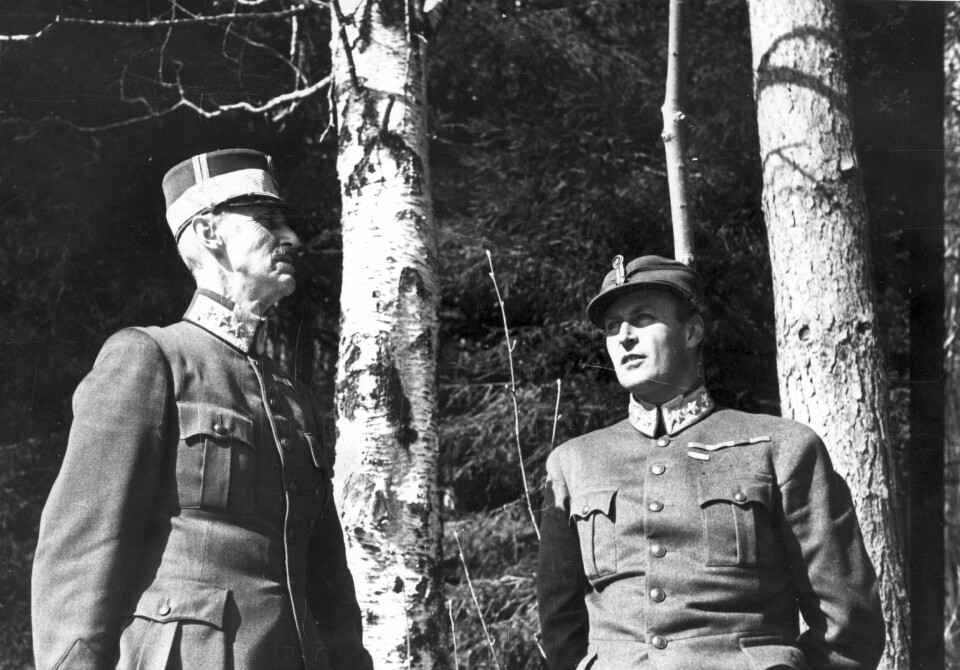 Det ikoniske bildet av Kong Haakon og kronprins Olav ved bjørketreet i Molde, da Norge var blitt okkupert av Tyskland, og kongefamilien flyktet. Krigen i Norge etter tyskernes overfall 9. april 1940. Konge og Regjering flykter nordover.
Kong Haakon og kronprins Olav under flukten, ved bjørketrær utenfor Molde. De søker dekning under et flyangrep på byen.
WW2 - Norway. Escape of King and Government. King Haakon VII og Crown Prince Olav seeking shelter during German air attack.
Foto: Per Bratland/NTB