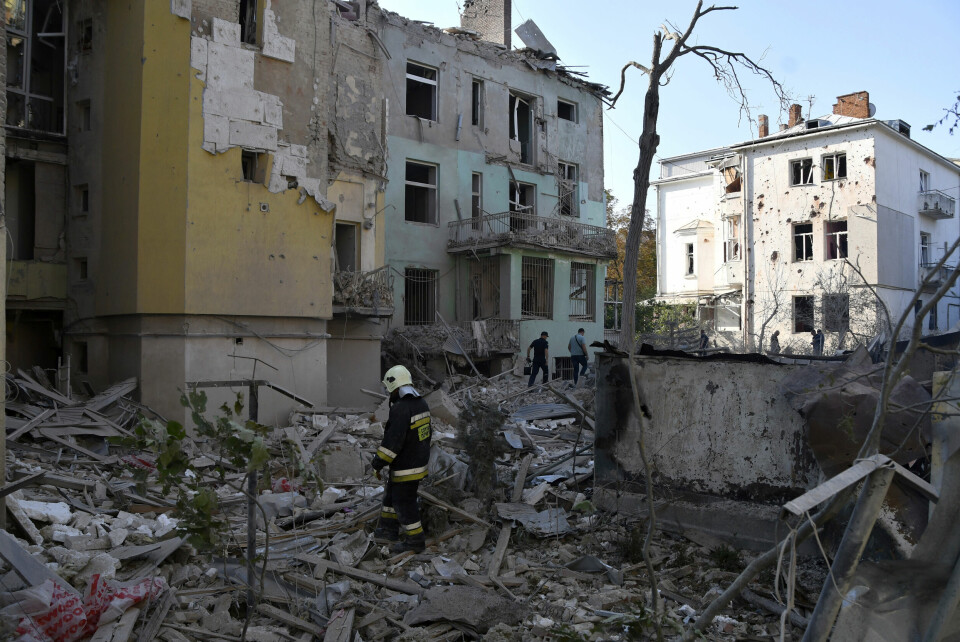 Redningsarbeidere leter etter savnede etter et russisk angrep mot Lviv i september i fjor. Redningsarbeidere leter etter overlevende i et sammenrast hus i Lviv i Ukraina. Danske politikere mener Norge ikke gir nok i bistand til Ukraina med tanke på inntektene som har kommet som følge av strupingen av russisk olje- og gass. Arkivfoto: Mykola Tys / AP / NTB