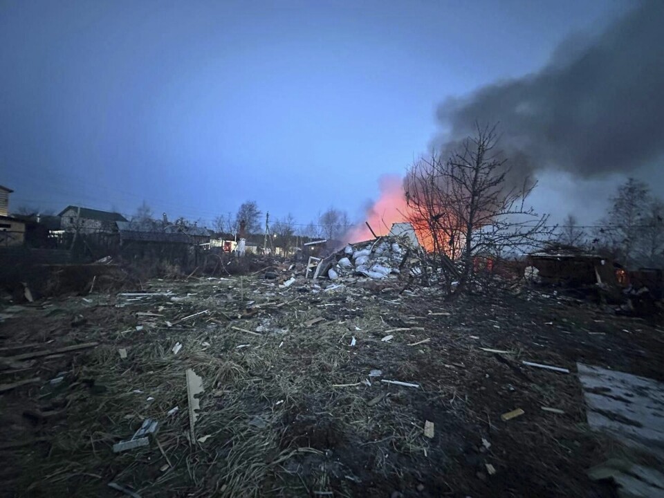 Moskva-guvernør Andrej Vorobjov har delt dette bildet på sin offisielle Telegram-kanal av stedet der en av de ukrainske dronene skal ha slått ned utenfor den russiske hovedstaden tirsdag. Moskva-guvernør Andrej Vorobjov har delt dette bildet på sin offisielle Telegram-kanal av stedet der en av de ukrainske dronene skal ha slått ned utenfor den russiske hovedstaden tirsdag. Foto: Vorobjevs Telegram-konto via AP / NTB
