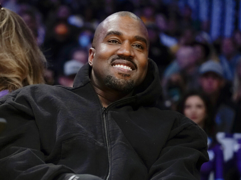Kanye West, nå Ye, skal på nytt holde musikalske søndagsgudstjenester. Foto: Ashley Landis/AP/NTB Kanye West, som selv kaller seg Ye, er fornøyd med førsteplassen på amerikanske hitlister. På bildet er han på basketballkamp. Foto: Ashley Landis / AP / NTB