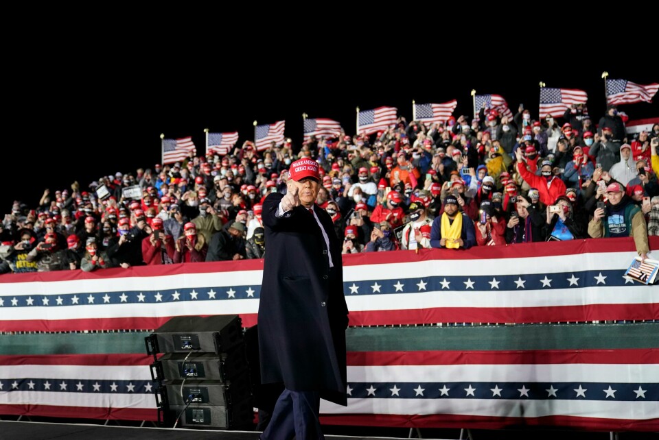 Donald Trump besøkte også Wisconsin i helga. Tusenvis sto tett i tett, mange uten munnbind. President Donald Trump reacts after speaking during a campaign rally at Southern Wisconsin Regional Airport, Saturday, Oct. 17, 2020, in Janesville, Wis. (AP Photo/Alex Brandon)