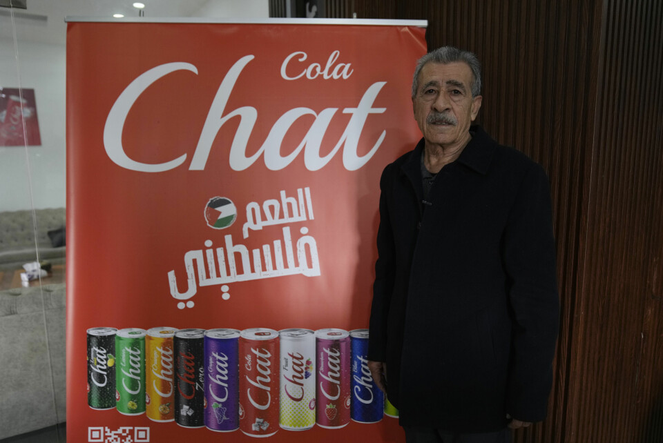 Daglige leder for Chat Cola, Fahed Arar, poserer foran en reklameplakat. Chat Cola samarbeidet med kjemikere i Frankrike for å utvikle smaken, som sies å være nesten umulig å skille fra Coca-Colas. Foto: Nasser Nasser / AP / NTB Daglige leder for Chat Cola, Fahed Arar, poserer foran en reklameplakat. Chat Cola samarbeidet med kjemikere i Frankrike for å utvikle smaken, som sies å være nesten umulig å skille fra Coca-Colas. Foto: Nasser Nasser / AP / NTB