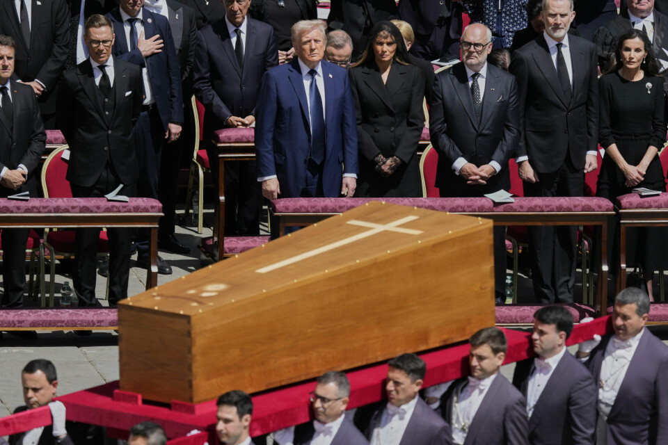 President Donald Trump var til stede i begravelsen 26. april. En uke senere publiserte han et KI-bilde av seg selv som pave. Foto: Gregorio Borgia / AP / NTB President Donald Trump var til stede i begravelsen 26. april. En uke senere publiserte han et KI-bilde av seg selv som pave. Foto: Gregorio Borgia / AP / NTB