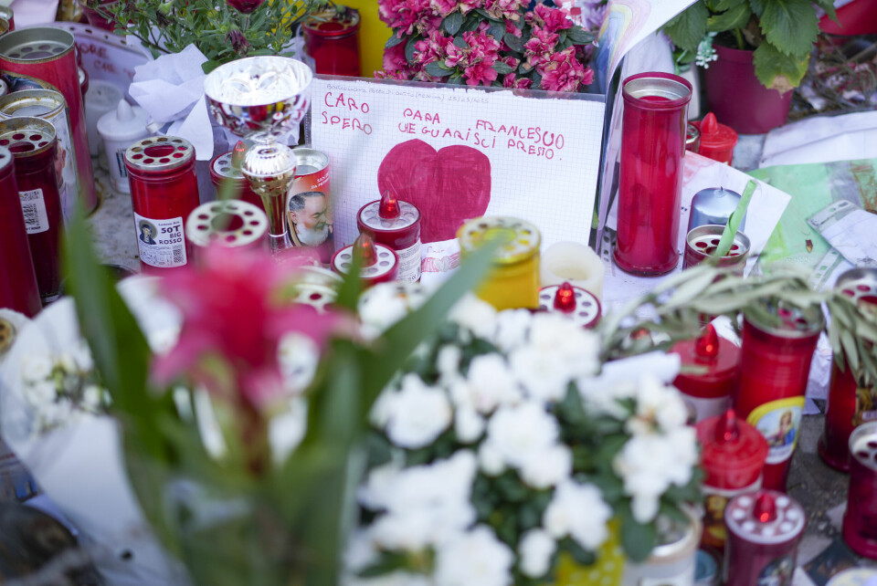 PÅ BEDRINGENS VEI: Plassen utenfor Gemelli-sykehuset i Roma der pave Frans er innlagt, er full av lys, blomster og brev med ønske om god bedring. Plassen utanfor Gemelli-sjukehuset i Roma der pave Frans er innlagd, er full av lys, blomstrar og brev med ønske om god betring. Foto: Andrew Medichini / AP / NTB