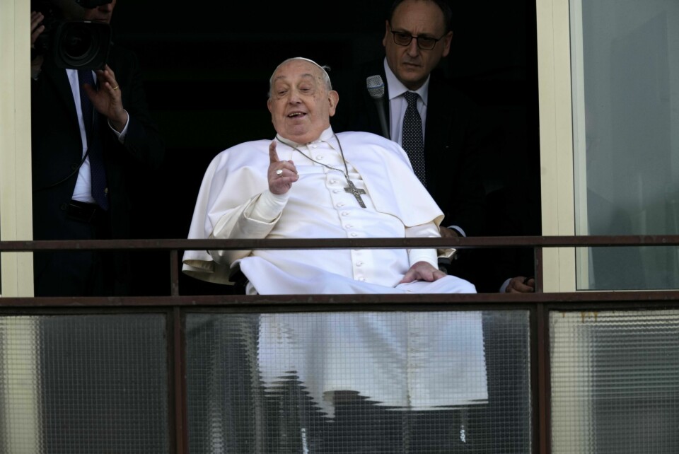 Pave Frans viste seg fra sykehusbalkongen før han forlot sykehuset i Roma etter fem uker på sykesengen. Foto: Domenico Stinellis / AP / NTB Pave Frans viste seg fra sykehusbalkongen før han forlot sykehuset i Roma etter fem uker på sykesengen. Foto: Domenico Stinellis / AP / NTB