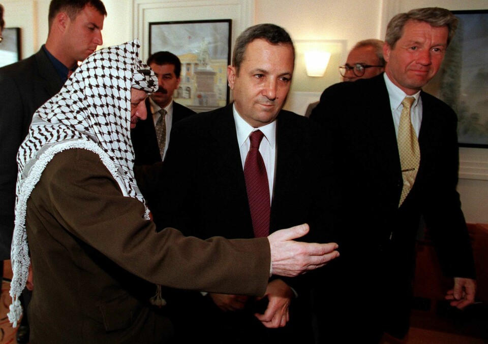 Ehud Barak om Trump sine Gaza-planer. Den palestinske selvstyremyndighetens daværende president Yasser Arafat viser vei for Israels daværende opposisjonsleder Ehud Barak og Ap-leder Thorbjørn Jagland under samtaler i Oslo i 1998, året før Barak ble statsminister. Foto: Lise Åserud / NTB