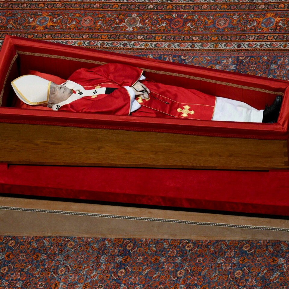 DØD: Pave Frans ønsket ikke å bli lagt på den tradisjonelle paradesengen, men heller i en trekiste. Pave Frans ligger på paradeseng onsdag. Foto: Vatican Media via AP/NTB