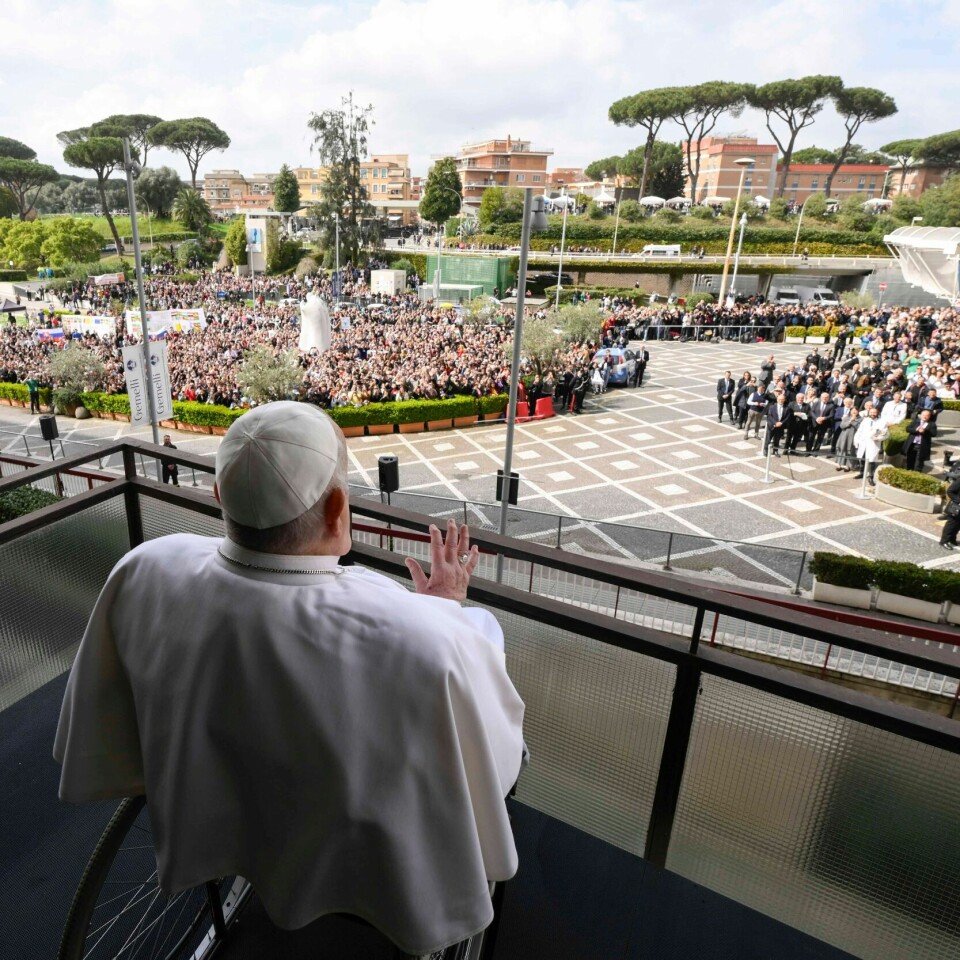 TILBAKE: Mange mennesker hadde møtt opp for å vinke til paven. Mange mennesker hadde møtt opp for å vinke til paven. Foto: Francesco Sforza / Vaticanets pressekontor / AP / NTB
