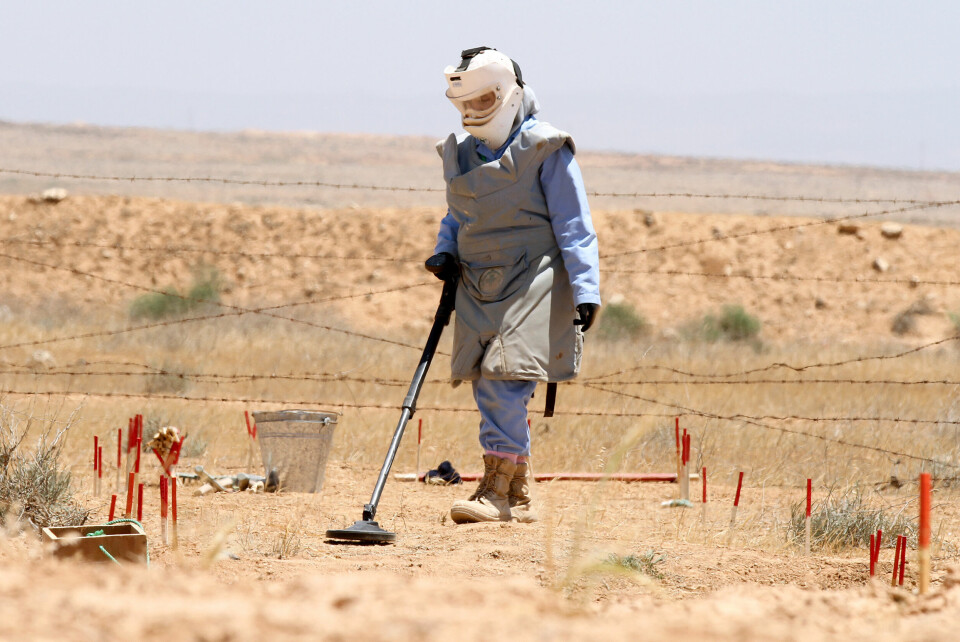 INNSTILT: Norsk Folkehjelp forvalter midler til minerydding i en rekke land, men har nå innstilt alle operasjoner i påvente av en amerikansk gjennomgang av bistandsmidler. Her fra en operasjon på grensen mellom Jordan og Syria i 2011. Norsk Folkehjelp forvalter midler til minerydding i en rekke land, men har nå innstilt alle operasjoner i påvente av en amerikansk gjennomgang av bistandsmidler. Her fra en operasjon på grensen mellom Jordan og Syria i 2011. Foto: Nader Daoud / AP / NTB