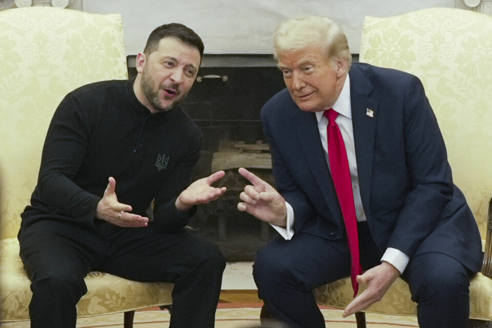 DET OVALE KONTOR: Møtet mellom Donald Trump (til høyre) og Volodymyr Zelenskyj endte med en ordentlig utskjelling fra Trumps side. President Donald Trump langer igjen ut mot Ukrainas president Volodymyr Zelenskyj. Foto: Mstyslav Tsjernov / AP / NTB