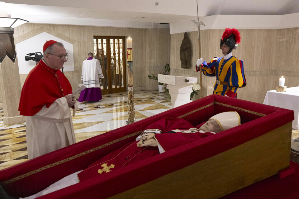 Pave Frans ligger i åpen kiste i Vatikanet. Ved siden av står Vatikanets nummer to, kardinal Pietro Parolin og ber. Foto: Vatican Media via AP / Handout / NTB Pave Frans ligger i åpen kiste i Vatikanet. Ved siden av står Vatikanets nummer to, kardinal Pietro Parolin og ber. Foto: Vatican Media via AP / Handout / NTB