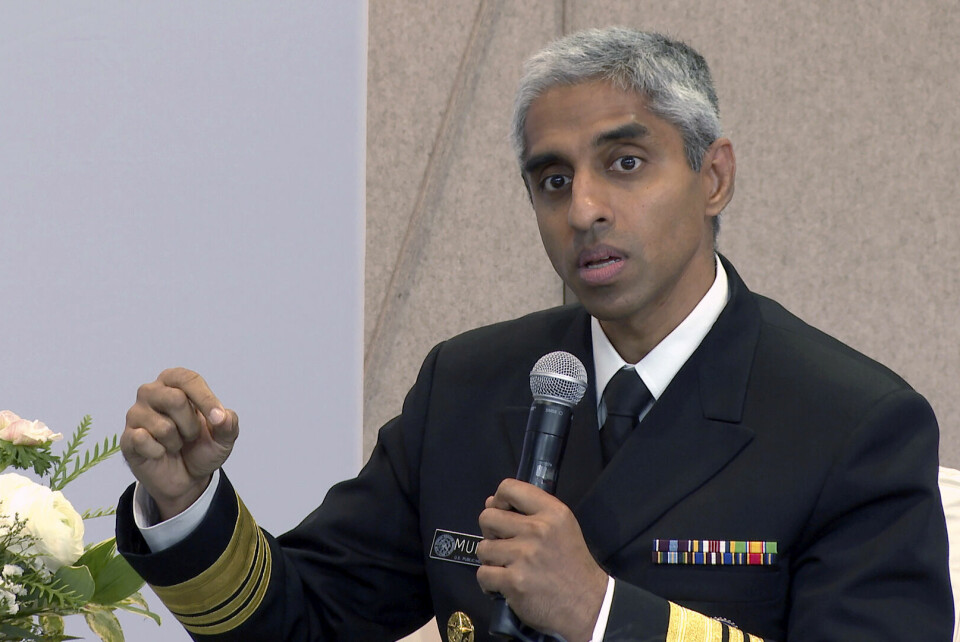 FORSLAG: Folkehelsetoppen Vivek Murthy vil ha strengere alkoholmerking. Folkehelsetoppen Vivek Murthy vil ha strengere alkoholmerking. Foto: Ted Shaffrey / AP / NTB