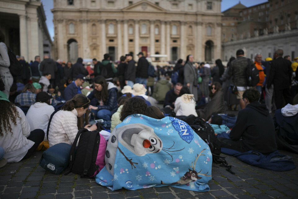 Mange mennesker har sovet utenfor Petersplassen i påvente av pavens begravelse. Foto: Emilio Morenatti / AP / NTB Mange mennesker har sovet utenfor Petersplassen i påvente av pavens begravelse. Foto: Emilio Morenatti / AP / NTB