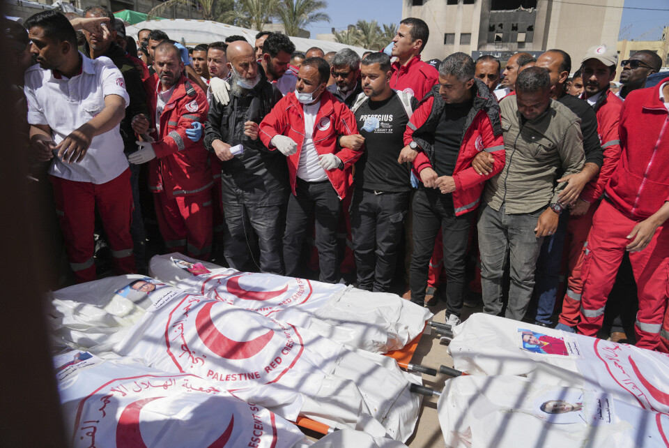 15 helsearbeidere, blant dem åtte fra Palestinsk Røde Halvmåne, ble drept da israelske soldater åpnet ild mot ambulanser i Rafah sør på Gazastripen 23. mars. Først en uke senere ble de drepte funnet i en massegrav. Foto: AP / NTB Sørgende kolleger og andre samler seg rundt bårene med åtte ambulansearbeidere fra Røde Halvmåne som ble drept av israelske soldater i Rafah for en drøy uke siden. Først i helgen fikk redningsmannskap lov å ta seg inn i området for å hente dem ut. De måtte grave dem ut fra en sandhaug. Foto: Abdel Kareem Hana / AP / NTB