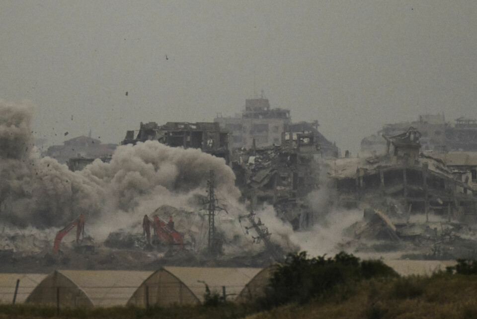 Israelsk bombardement mot Gazastripen tidligere denne måneden, sett fra det sørlige Israel. Foto: Leo Correa / AP / NTB Stadig mer av Gazas bebyggelse legges i ruiner, mens de 2 millioner palestinske innbyggerne fordrives av israelske luftangrep og bakkestyrker og må trenge seg sammen på stadig mindre områder. Her et bilde av Gazastripen tatt fra Sør-Israel mandag. Foto: Leo Correa / AP / NTB