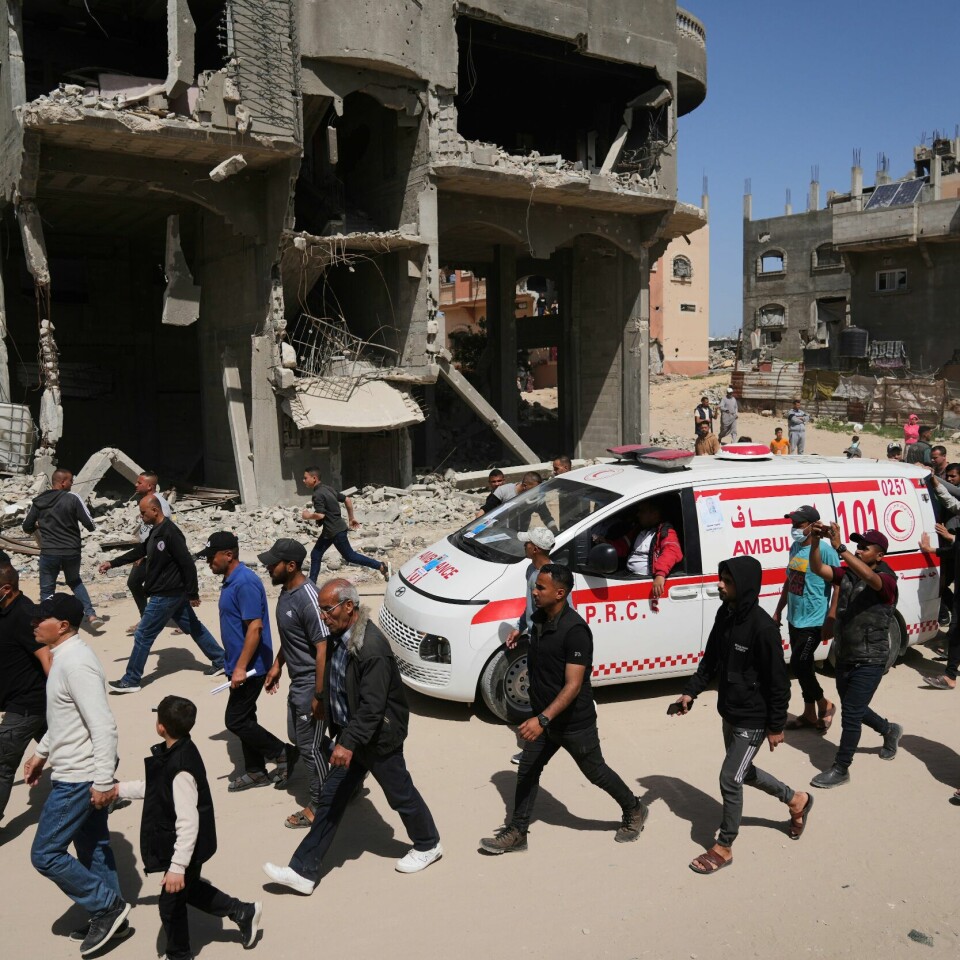 SORG: Sørgende følger de åtte drepte Palestinske Røde Halvmåne. Sørgende fulgte mandag de åtte drepte helsearbeiderne fra Palestinsk Røde Halvmåne til graven i Deir al-Balah på Gazastripen. Foto: AP / NTB