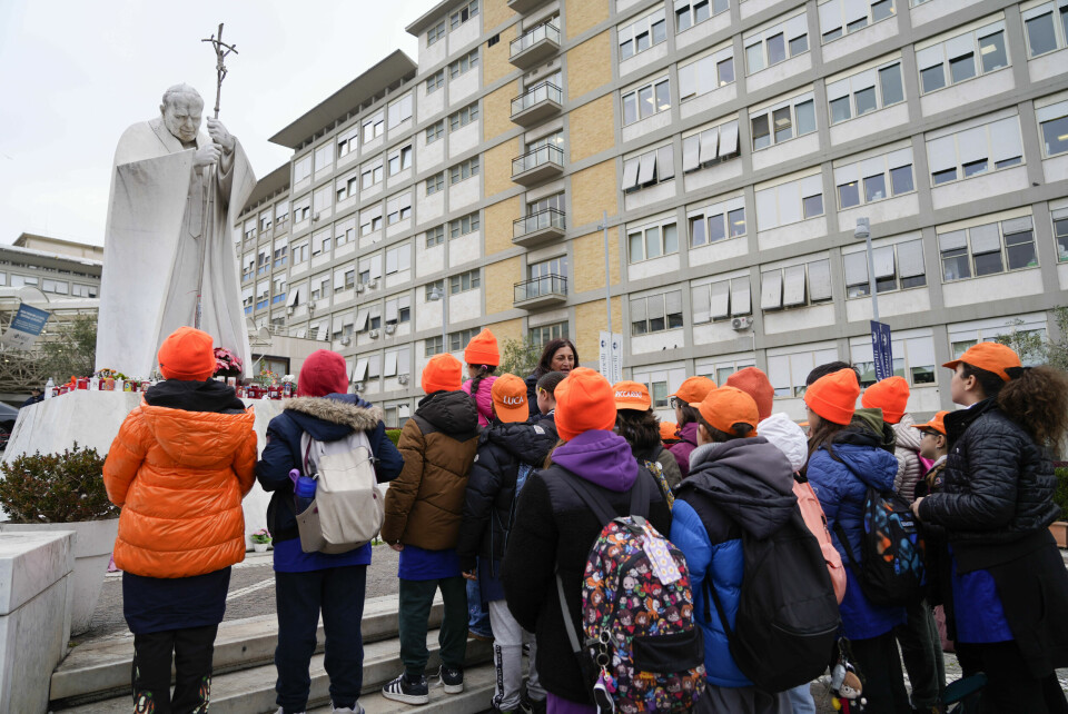 BØNN: En skoleklasse ba onsdag for pave Frans utenfor Gemelli-sykehuset i Roma der han er innlagt. En skoleklasse ba onsdag for pave Frans utenfor Gemelli-sykehuset i Roma der han er innlagt. Foto: AP / NTB