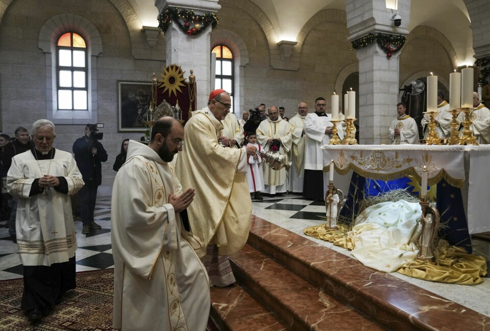 Den katolske patriarken Pierbattista Pizzaballa ledet morgenmessen i fødselskirken i Betlehem i fjor. Det skjedde uten de mange tilreisende som vanligvis vil feire jul i det de tror er Jesu fødested. Foto: Mahmoud Illean/AP/NTB Den katolske patriarken Pierbattista Pizzaballa leidde morgonmessa i fødselskyrkja i Betlehem i fjor. Det skjedde utan dei mange tilreisande som vanlegvis vil feire jul i det dei trur er Jesu fødestad. Foto: Mahmoud Illean/AP/NTB