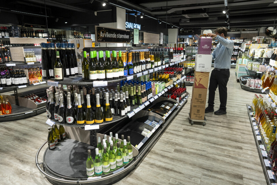 NEDGANG: Det er nedgang i salget for de fleste varekategoriene på Vinmonopolet, inkludert musserende vin, rødvin og hvitvin. Det er nedgang i salget for de fleste varekategoriene på Vinmonopolet, inkludert musserende vin, rødvin og hvitvin. Foto: Heiko Junge / NTB